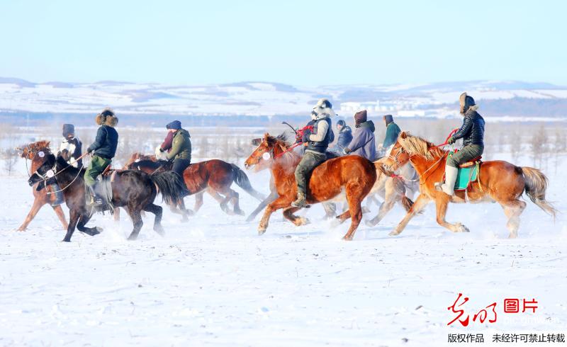 【視頻】C羅赤膊上陣，挑戰(zhàn)在冰天雪地里入水一分鐘