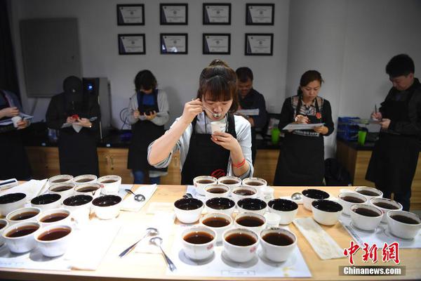 幸無大礙！愛德華茲連中三分后腳踝不適下場 回來后再中三分